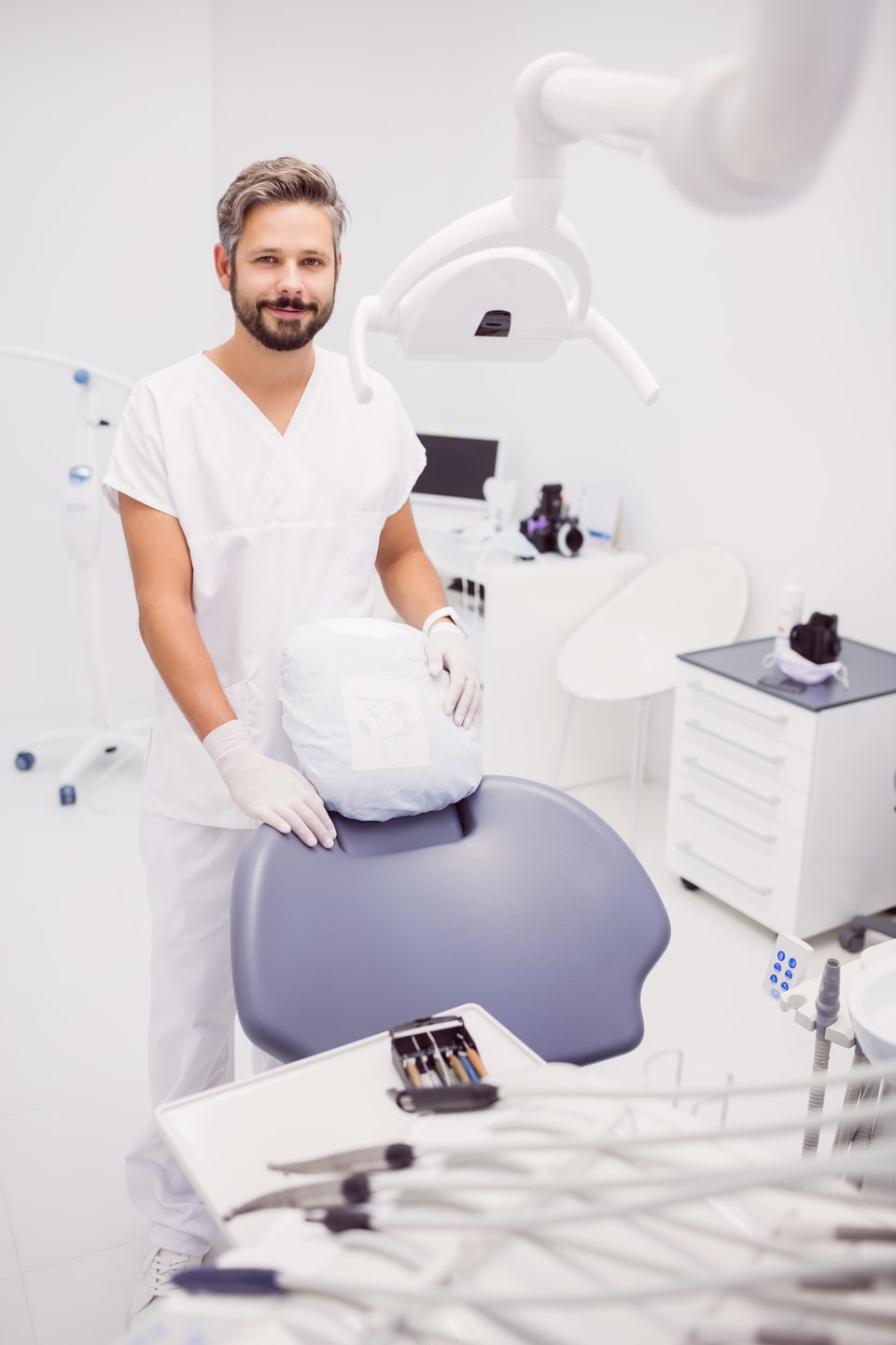 dentist-standing-clinic-min