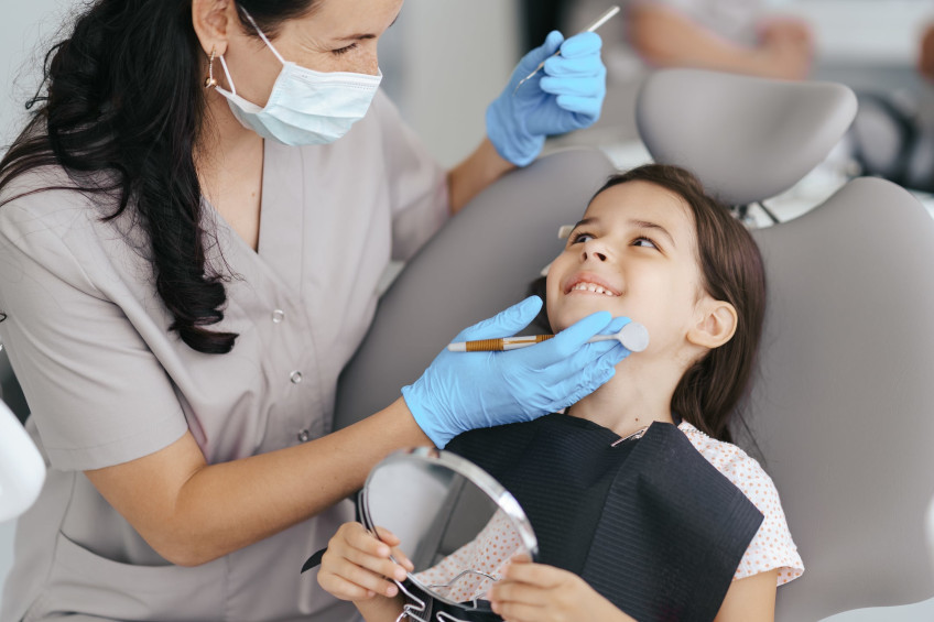 little-beautiful-girl-dentist-smiling-min